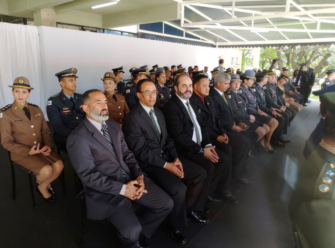 ALUNOS DO CURSO DE HABILITAÇÃO DE OFICIAIS DO CORPO DE BOMBEIROS COMEMORAM FORMATURA