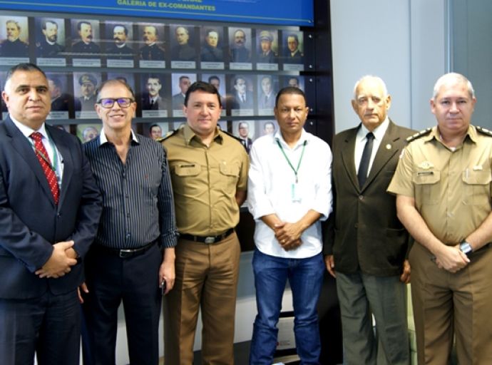 REPRESENTANTES SE REÚNEM COM O COMANDANTE GERAL E DIVULGAM NOTA CONJUNTA