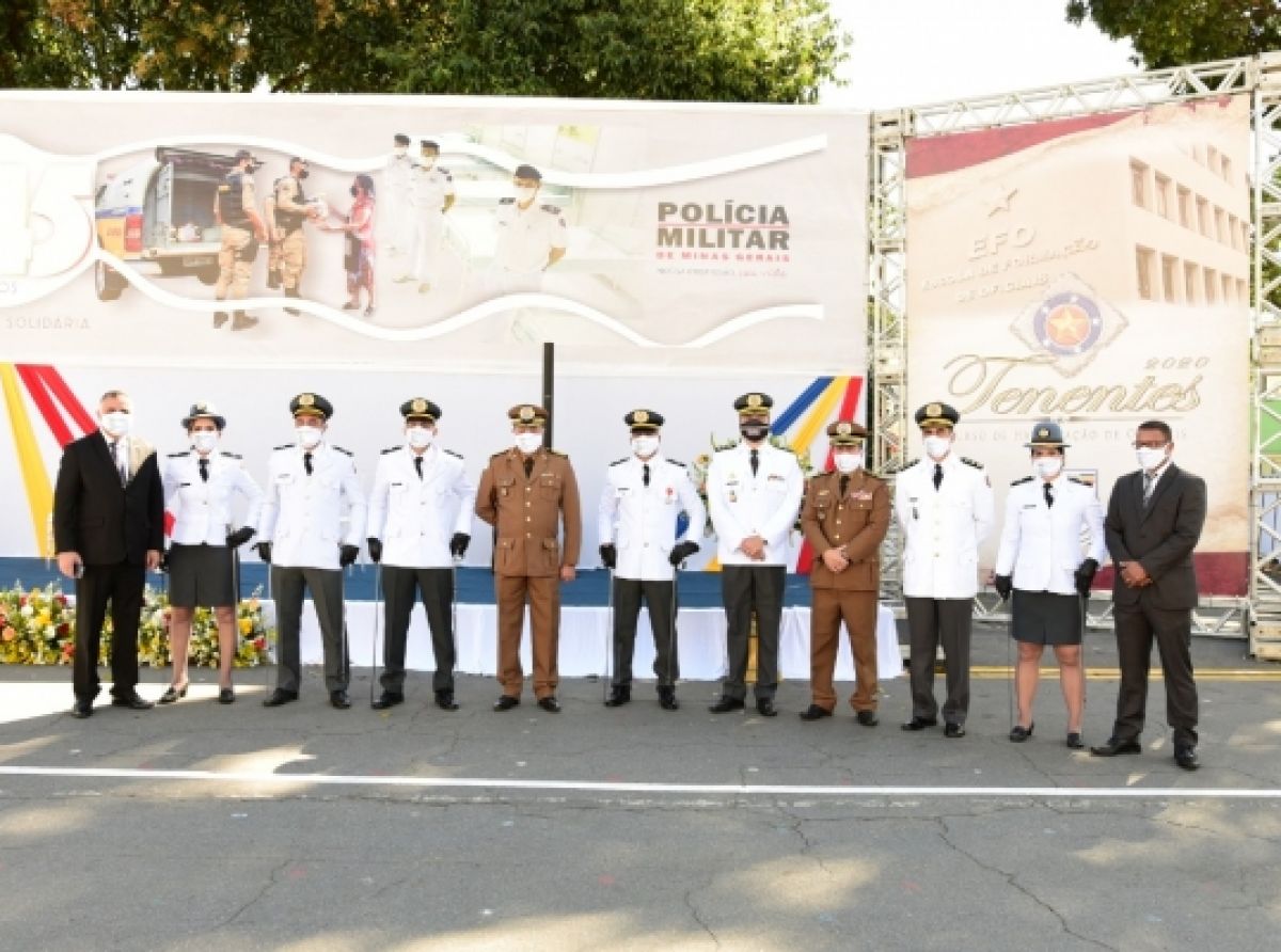 ALUNOS DO CURSO DE HABILITAÇÃO DE OFICIAIS COMEMORAM FORMATURA